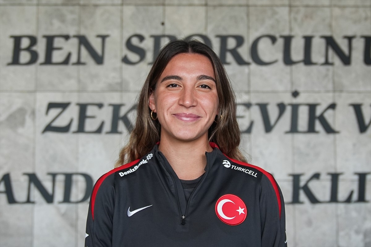 A Milli Kadın Futbol Takımı oyuncusu Ece Türkoğlu,  AA muhabirine açıklamalarda bulundu.
