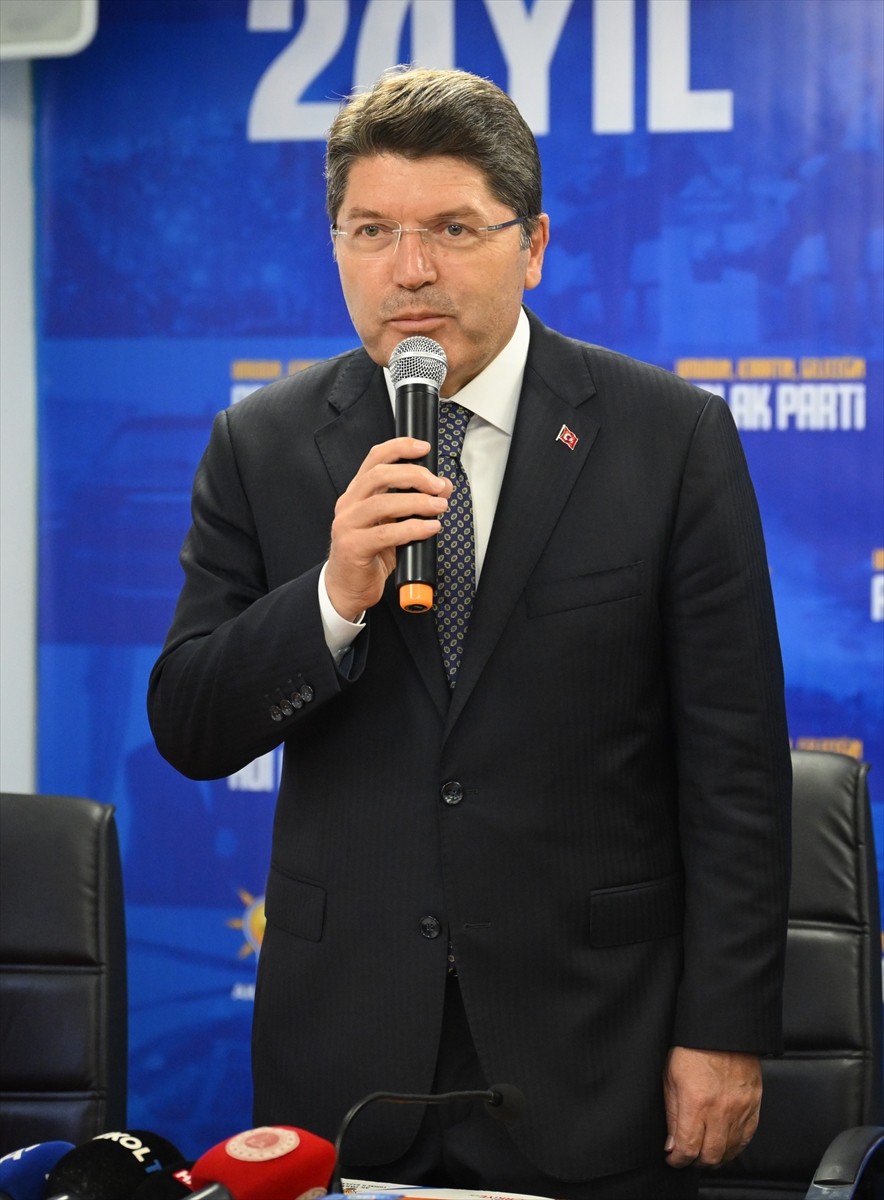 Adalet Bakanı Yılmaz Tunç, AK Parti Edirne İl Başkanlığı'nı ziyaretinde konuşma yaptı. 