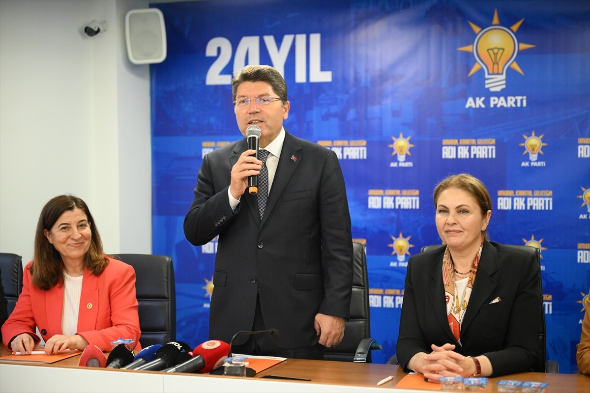 Adalet Bakanı Yılmaz Tunç, AK Parti Edirne İl Başkanlığı'nı ziyaretinde konuşma yaptı. 