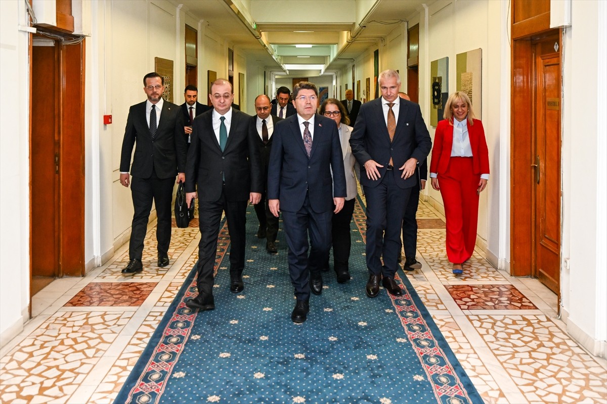 Adalet Bakanı Yılmaz Tunç, Romanya ziyareti kapsamında gittiği Bükreş'te, Romanya Adalet Bakanı...