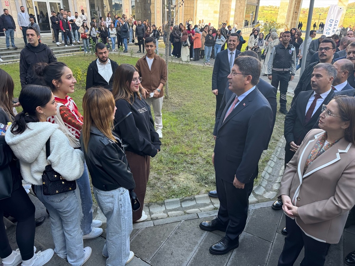 Adalet Bakanı Yılmaz Tunç (sağda), Bartın Üniversitesi 2025-2026 Akademik Yılı Açılış Töreni'nde...