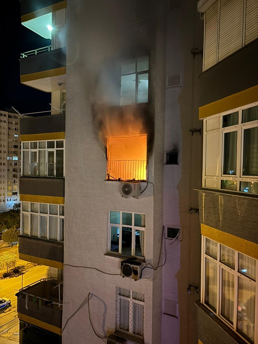 Adana'da bir apartmanın 7. katındaki dairede çıkan yangın itfaiye ekiplerince söndürüldü.