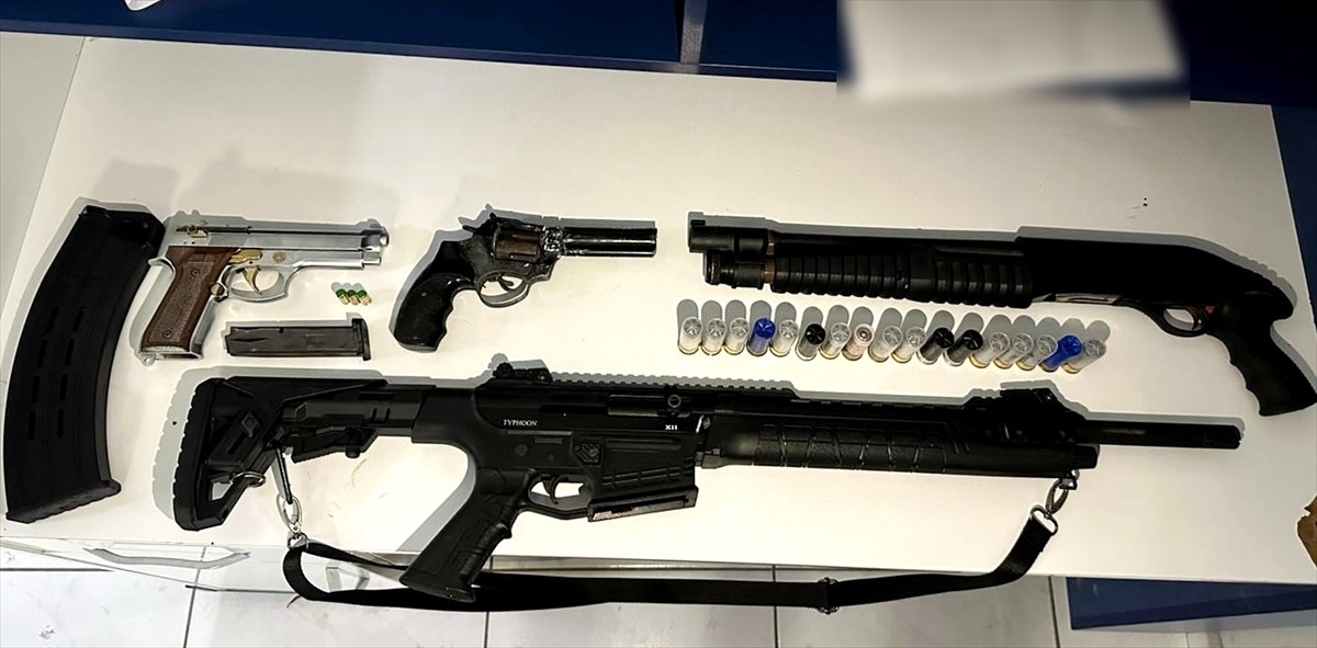 Adana'da farklı suçlardan hakkında 19 yıl 15 gün kesinleşmiş hapis cezası olan firari hükümlü...