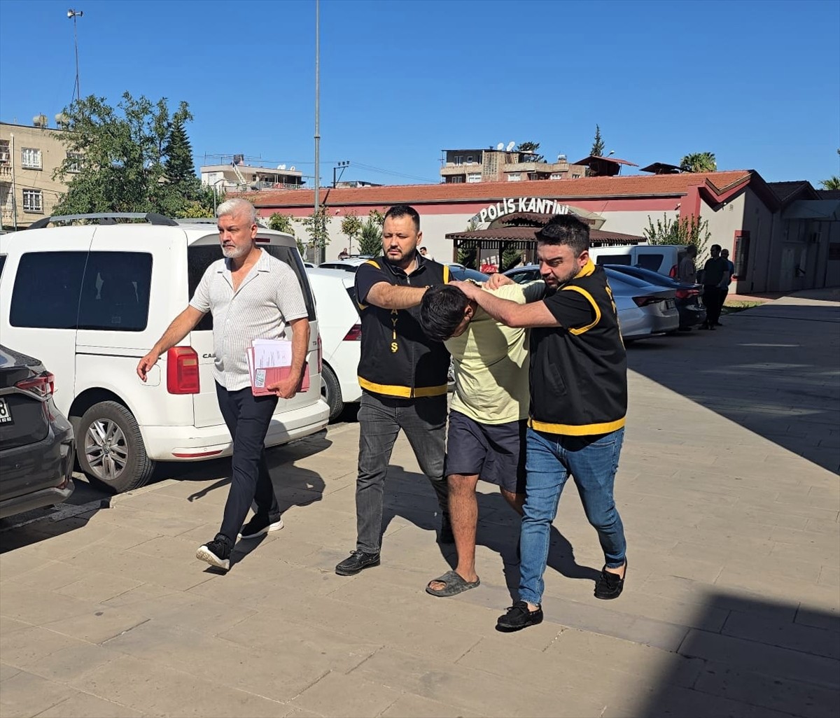 Adana'da iki iş yerinden hırsızlık yapması güvenlik kamerasından tespit edilen şüpheli...