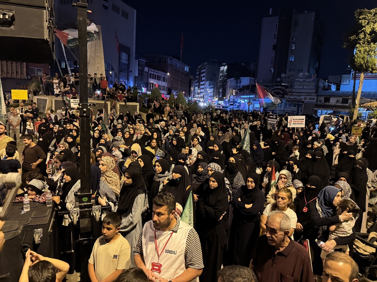 Adana'da İsrail ablukasını kırmak ve insani yardım ulaştırmak amacıyla Gazze'ye doğru yola çıkan...