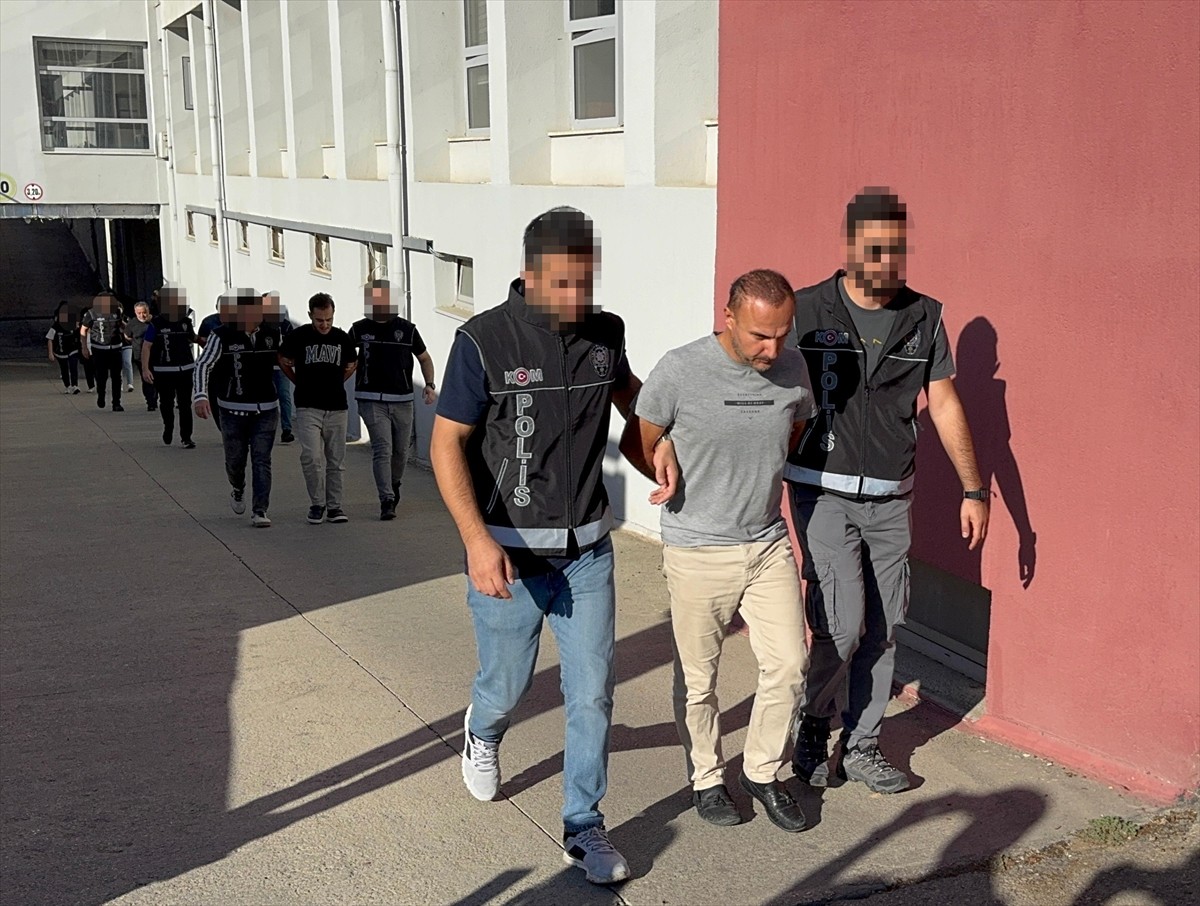 Adana'da kendilerini kamu görevlisi olarak tanıtarak dolandırıcılık yaptıkları iddiasıyla...