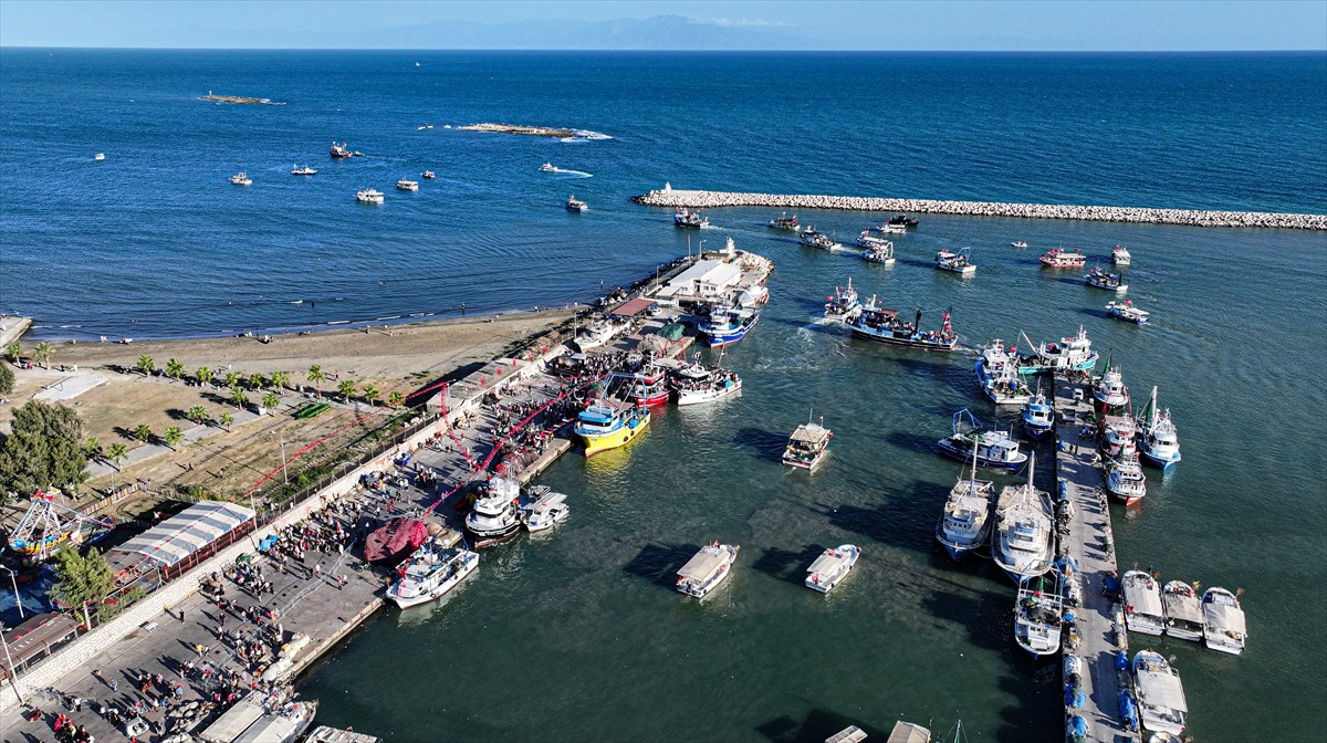 Adana'da Küresel Sumud Filosu'na destek olmak ve İsrail'in Gazze'ye saldırılarını protesto etmek...