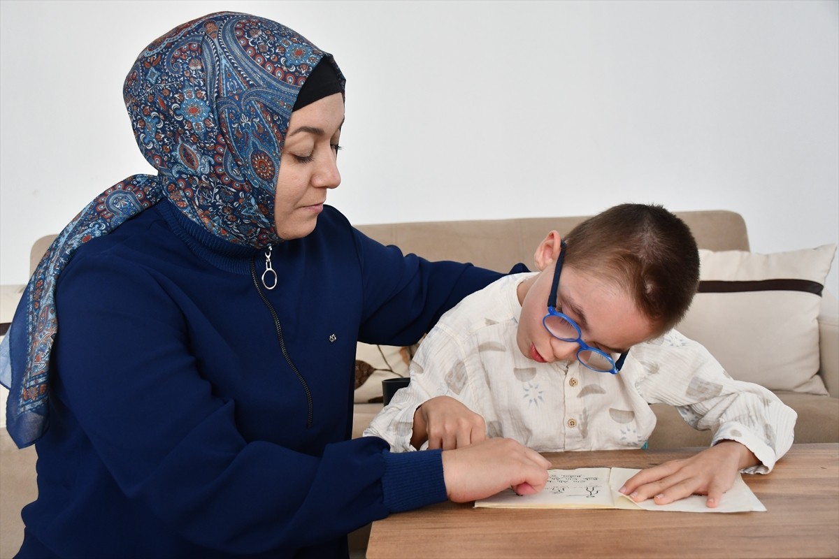 Adana'da serebral palsili (beyin felci) 9 yaşındaki Mehmet Yusuf Şen, fizik tedavinin yanı sıra...