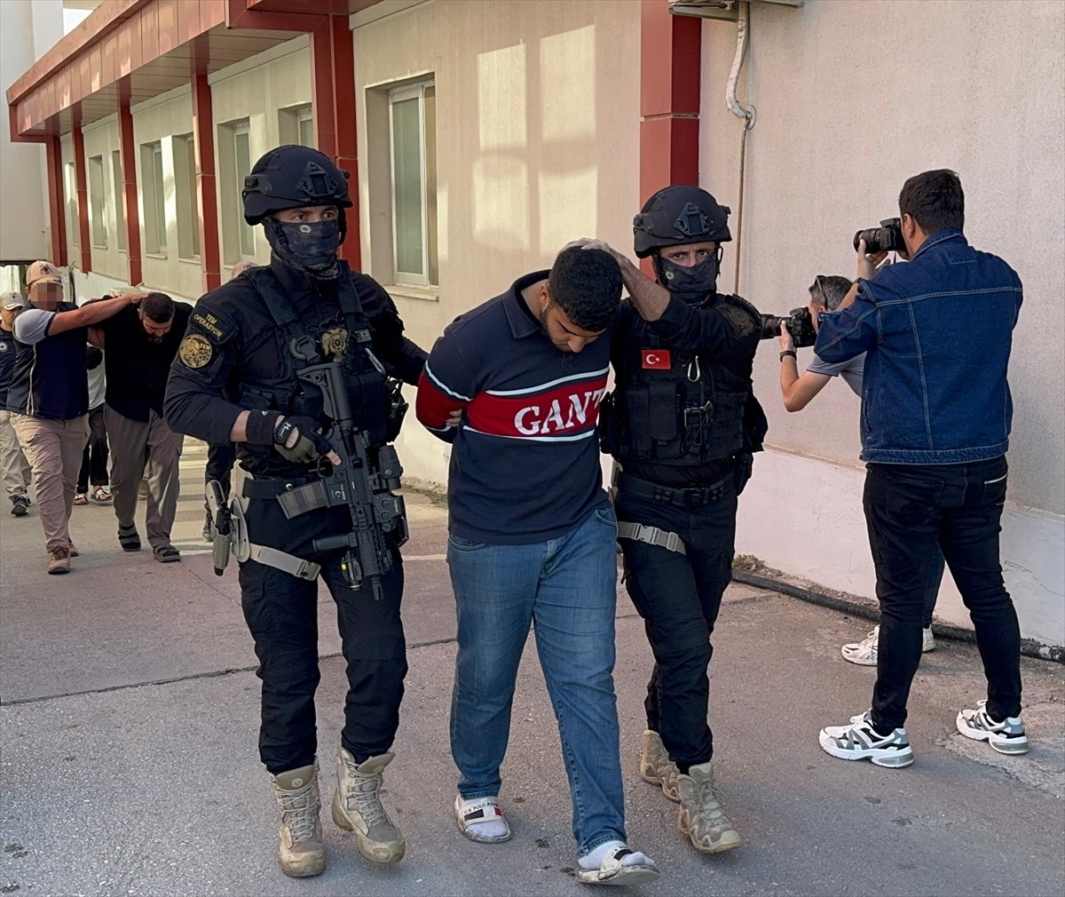 Adana'da terör örgütü DEAŞ'a yönelik operasyonda gözaltına alınan 19 şüpheliden 6’sı...