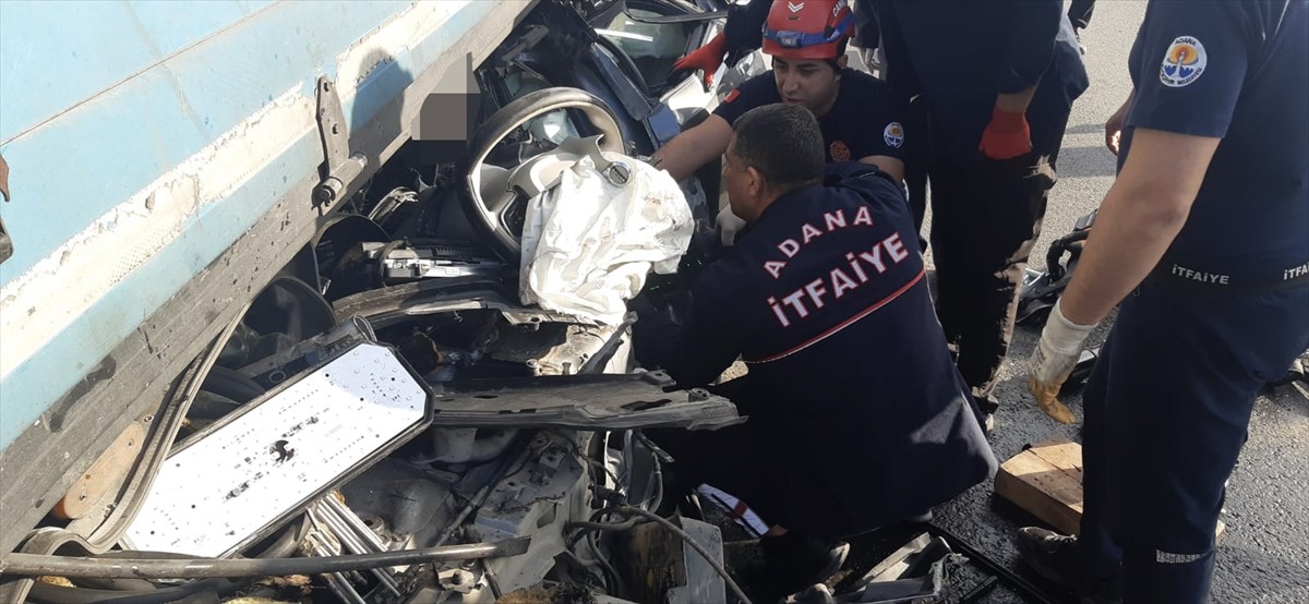 Adana'nın Ceyhan ilçesinde otoyolda tıra arkadan çarpan otomobilin sürücüsü hayatını kaybetti....