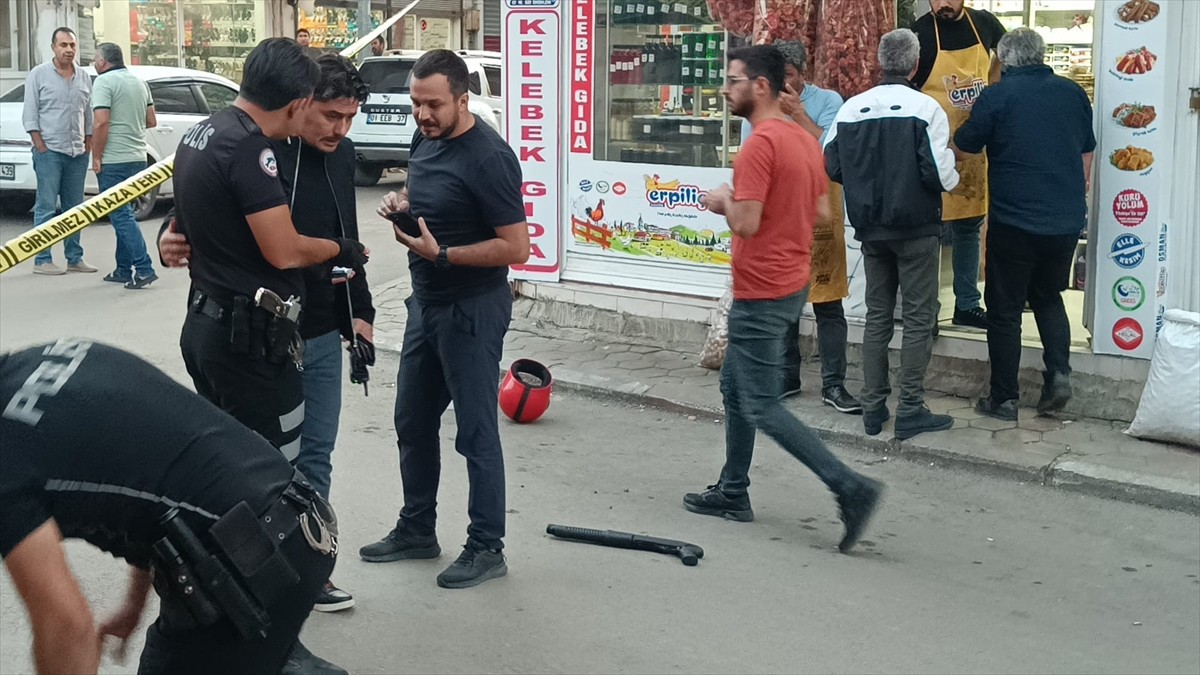  Adana'nın Kozan ilçesinde iş yerine düzenlenen silahlı saldırıda 1 kişi yaralandı.