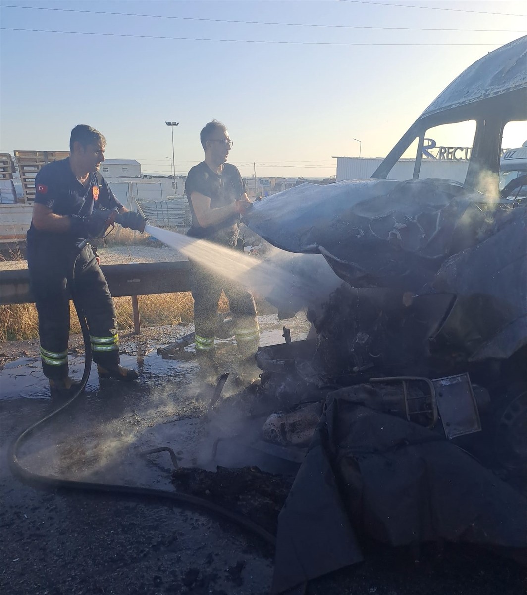 Adana'nın merkez Sarıçam ilçesinde işçi servisinin çarptığı motosikletin sürücüsü yaşamını...