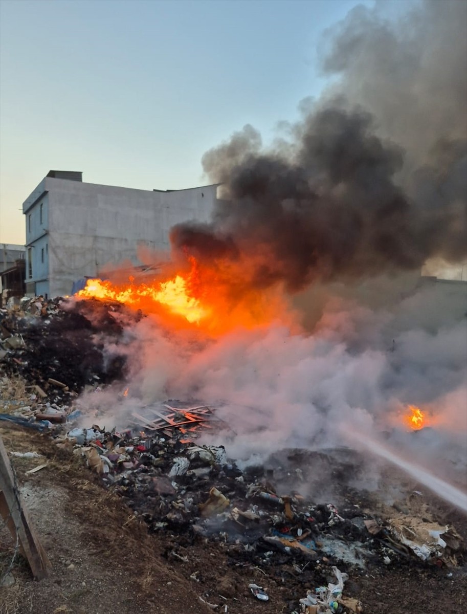 Adana'nın merkez Yüreğir ilçesinde çöplük alanda çıkan yangın söndürüldü.