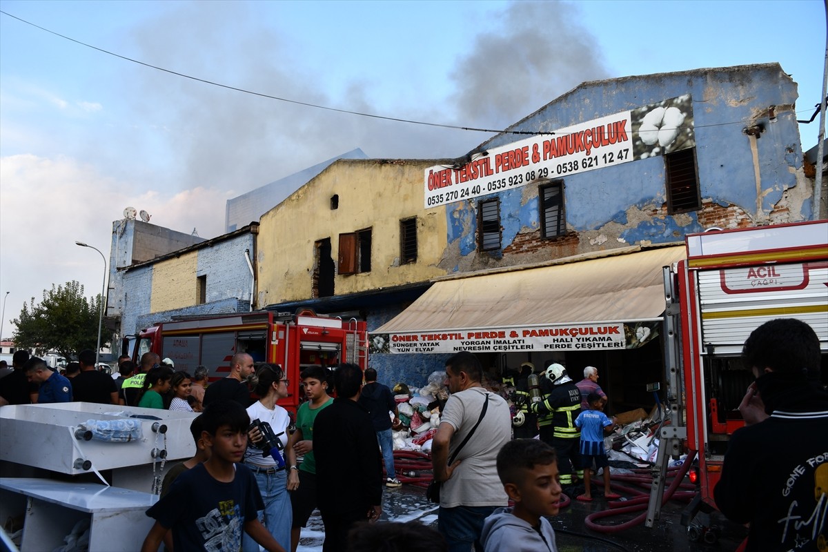 Adana'nın merkez Yüreğir ilçesinde tekstil dükkanında çıkan yangın itfaiye ekiplerinin...