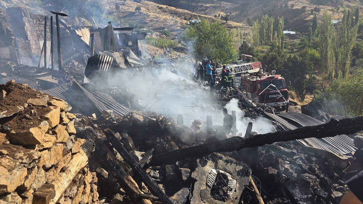 Adana'nın Saimbeyli ilçesinde yangın çıkması nedeniyle çöken evdeki 2 kişi yaşamını...