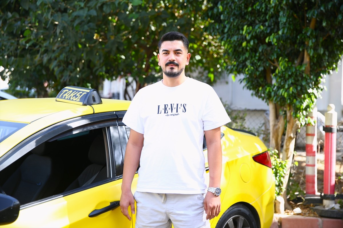 Adana’da hastaneye götürülmek üzere taksiye bindirilen hamile kadın, yolda doğum yaptı. Taksi...