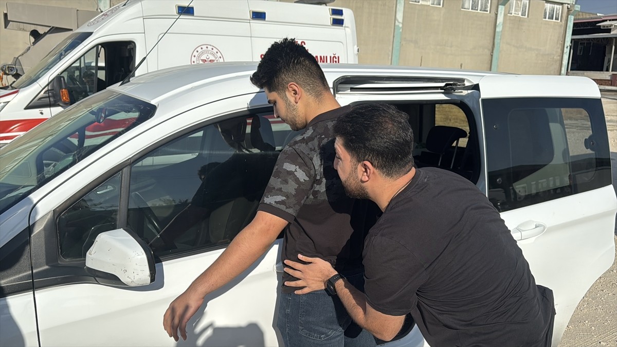 Adıyaman'da annesiyle tartıştığı iddia edilen babasını bıçakla yaralayan 18 yaşındaki genç...