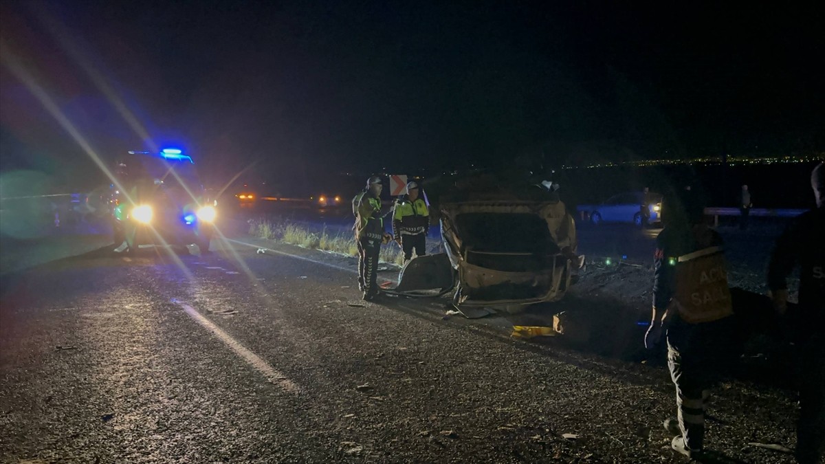 Adıyaman'da otomobilin şarampole devrilmesi sonucu 4 kişi ağır yaralandı.
