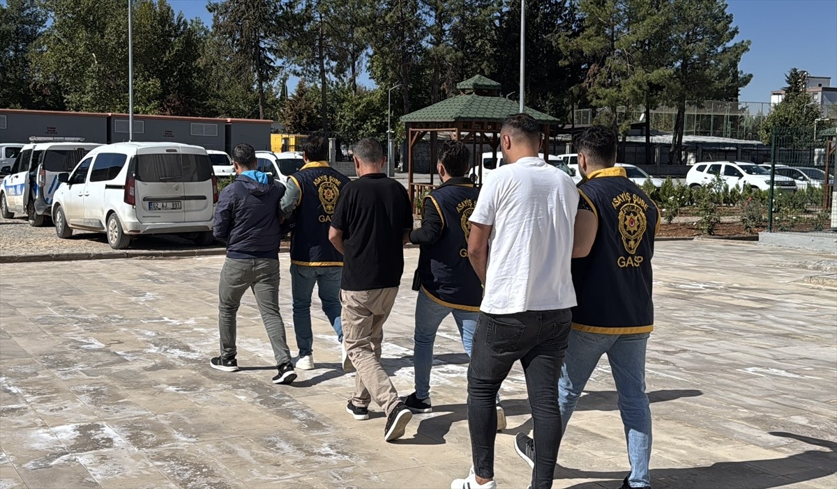 Adıyaman'da "kasten adam öldürme" olayıyla ilgili görülen dava öncesi, husumetli taraflardan...