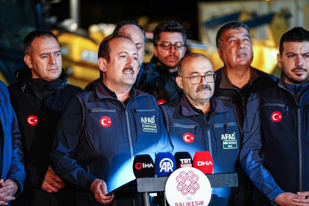 AFAD Başkanı Ali Hamza Pehlivan (önde solda), konteyner kent alanında basın mensuplarına açıklama...