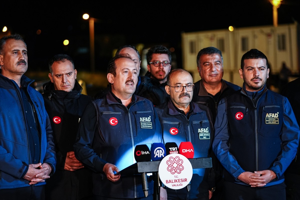 AFAD Başkanı Ali Hamza Pehlivan (önde solda), konteyner kent alanında basın mensuplarına açıklama...