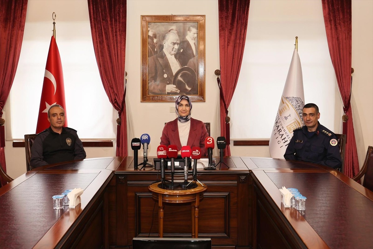 Afyonkarahisar Valisi Kübra Güran Yiğitbaşı, Valilik Toplantı Salonu'nda İl Emniyet Müdürü Ahmet...