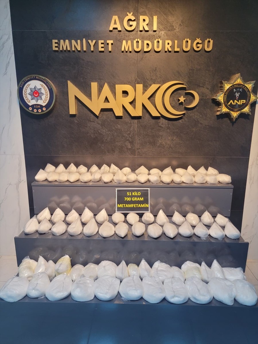 Ağrı'da bir otomobilde bavul ve çanta içerisinde 51 kilo 700 gram sentetik uyuşturucu ele...