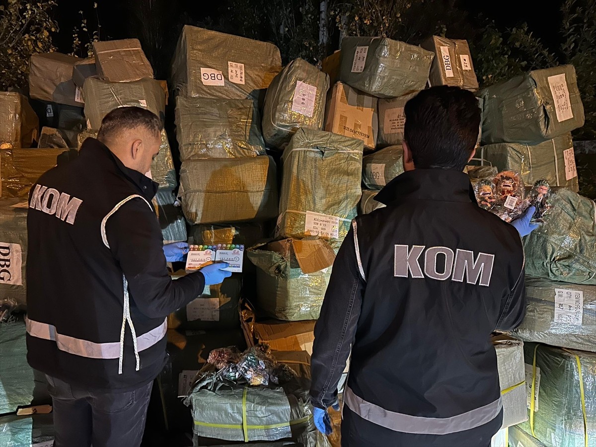 Ağrı'nın Doğubayazıt ilçesinde düzenlenen kaçakçılık operasyonunda gözaltına alınan 4 şüpheliden...