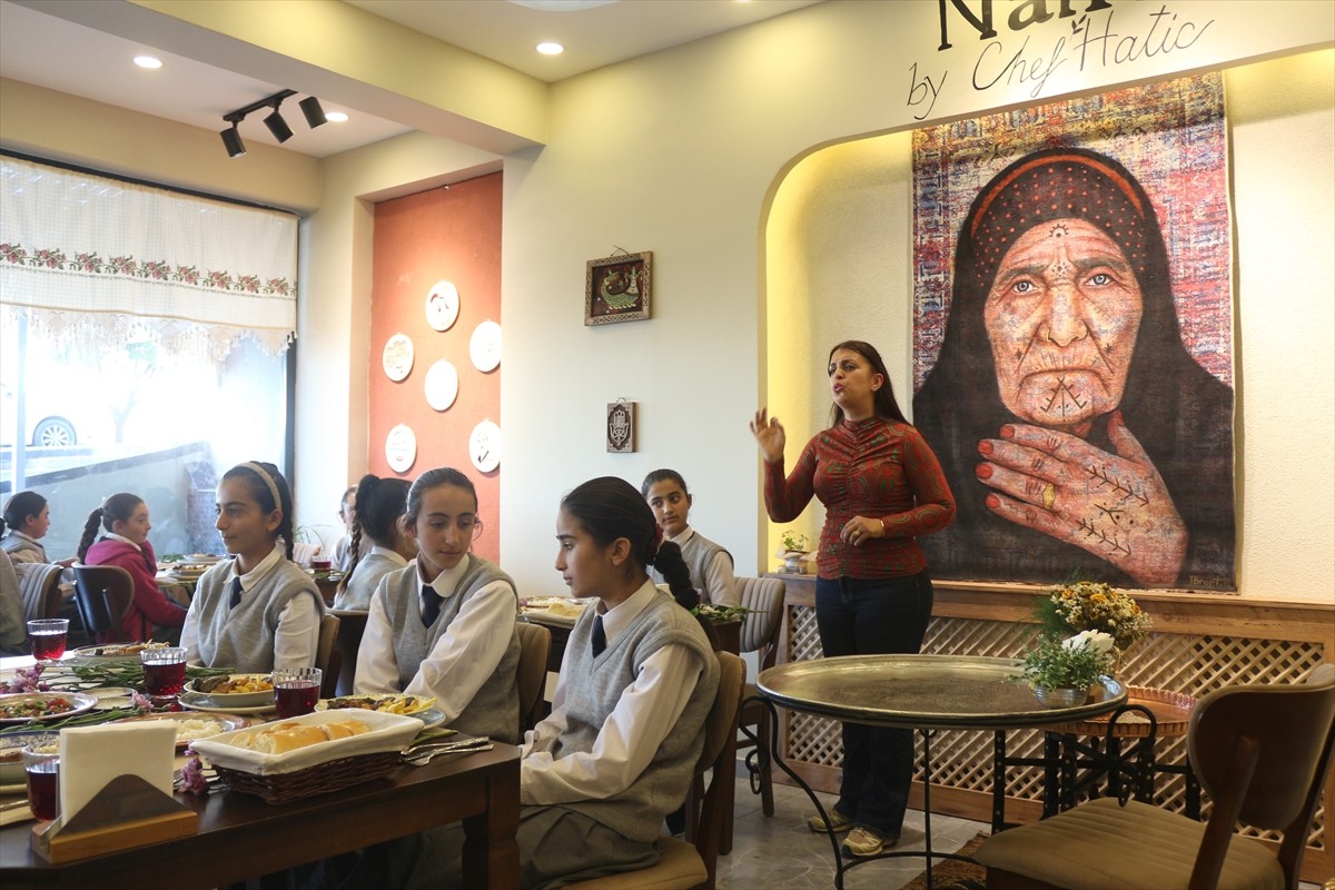 Ağrı'nın Doğubayazıt ilçesinde esnaflık yapan Hatice Sarıgül, 11 Ekim Dünya Kız Çocukları Günü...