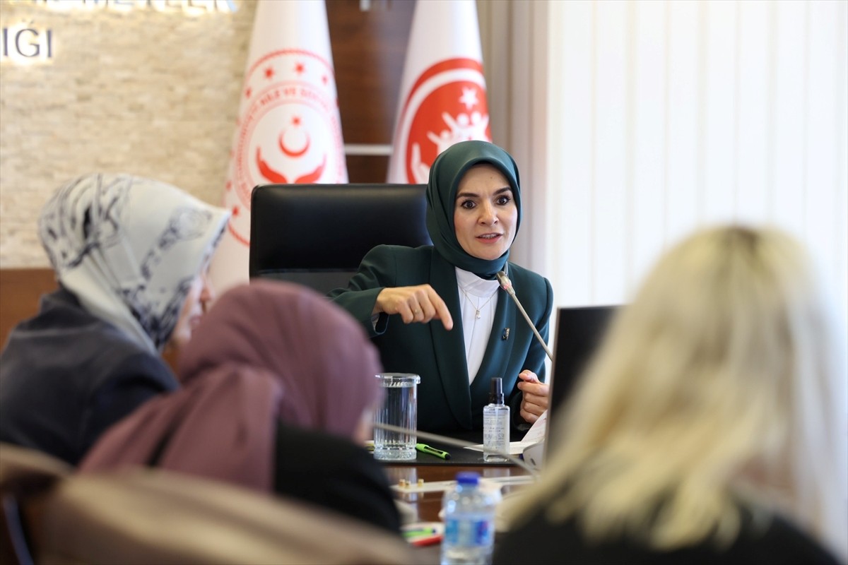 Aile ve Sosyal Hizmetler Bakanı Mahinur Özdemir Göktaş, kadına yönelik şiddetle mücadelede...