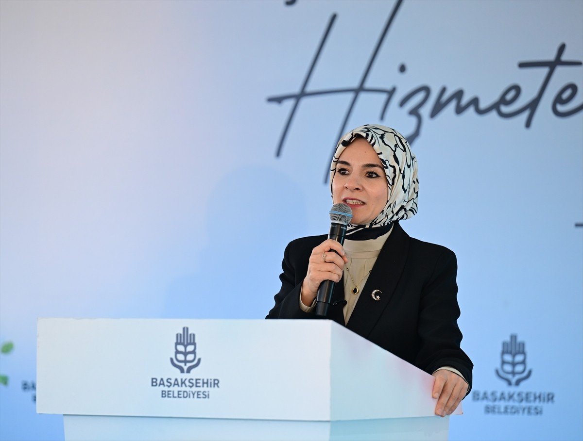 Aile ve Sosyal Hizmetler Bakanı Mahinur Özdemir Göktaş (sol 4), Çam ve Sakura Millet Bahçesi'ndeki...