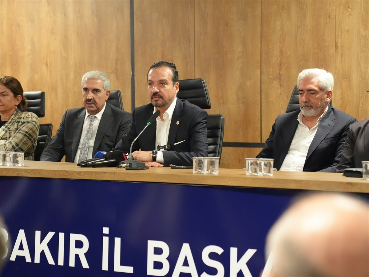 AK Parti Genel Başkan Yardımcısı Kürşad Zorlu, AK Parti Diyarbakır İl Başkanlığı'nı ziyaret ederek...