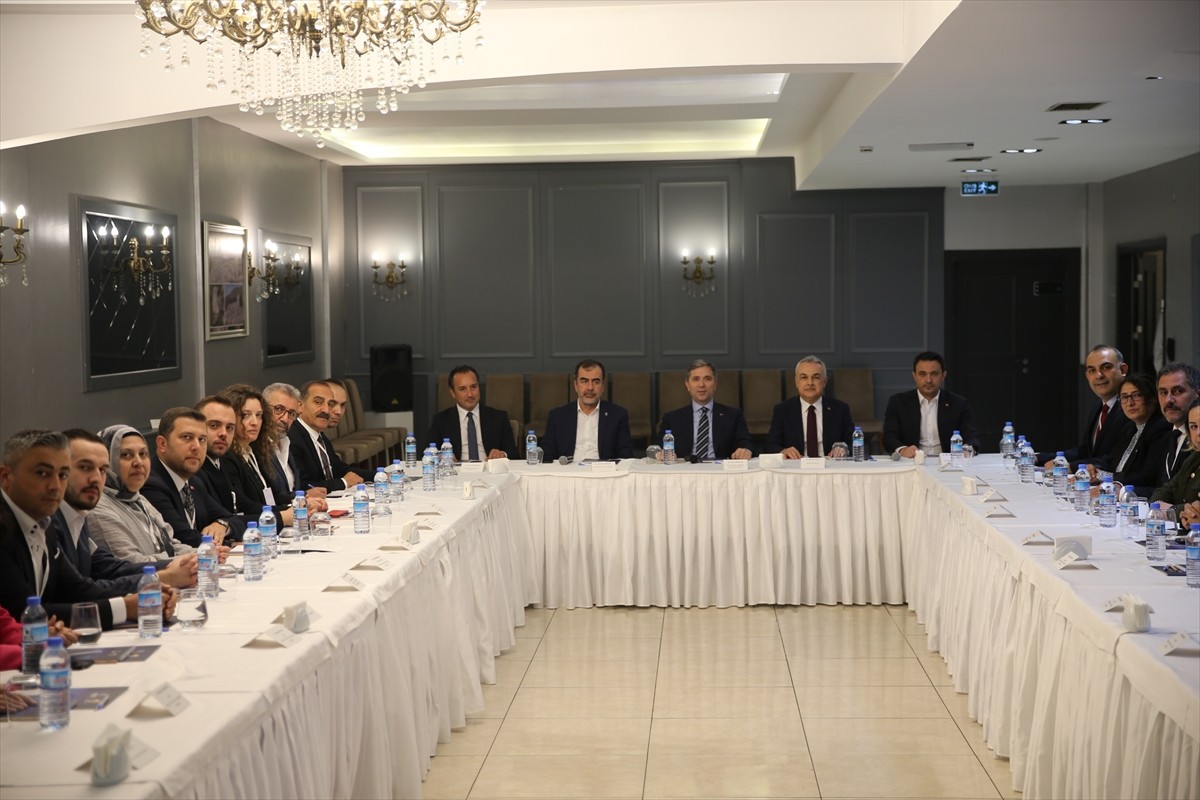 AK Parti Genel Başkan Yardımcısı Zafer Sırakaya, Aydın'da bir otelde düzenlenen AK Parti Dış...