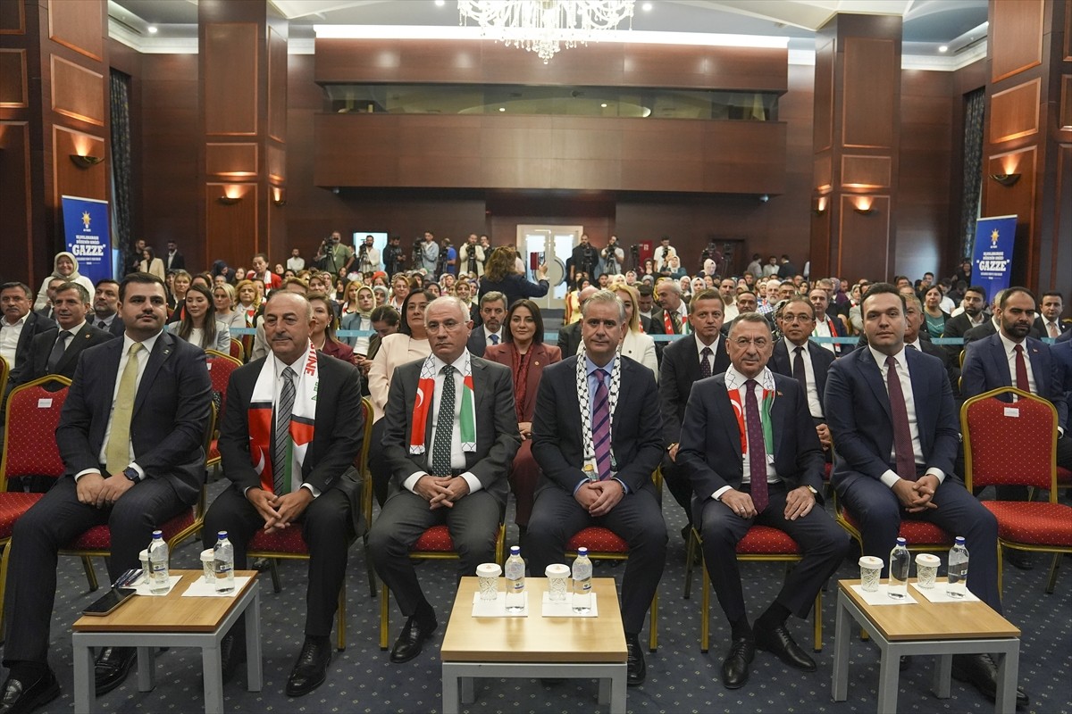 AK Parti Genel Başkanvekili Efkan Ala (sol 3), AK Parti Genel Merkezi'nde düzenlenen "Uluslararası...