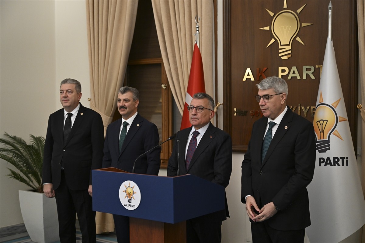 AK Parti Grup Başkanı Abdullah Güler, Meclis'te düzenlediği basın toplantısında Vergi Kanunları...