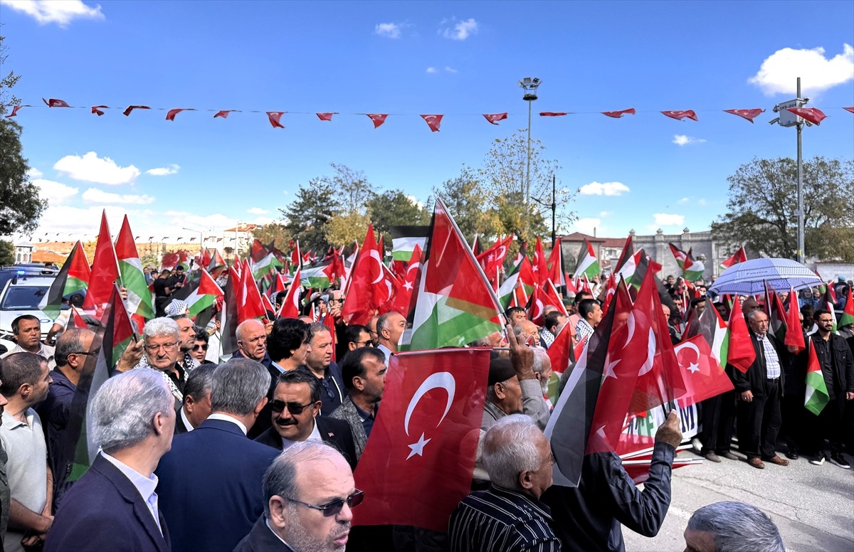 Aksaray'da İsrail'in Gazze'ye yönelik saldırılarına tepki amacıyla yürüyüş düzenlendi. Aksaray...