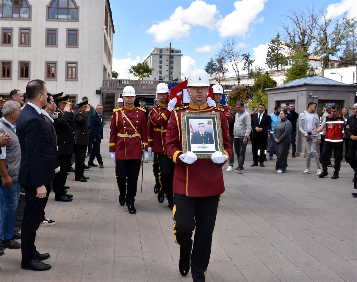 Aksaray'daki trafik kazasında şehit olan Jandarma Uzman Çavuş Arif Özdemir'in cenazesi, memleketi...