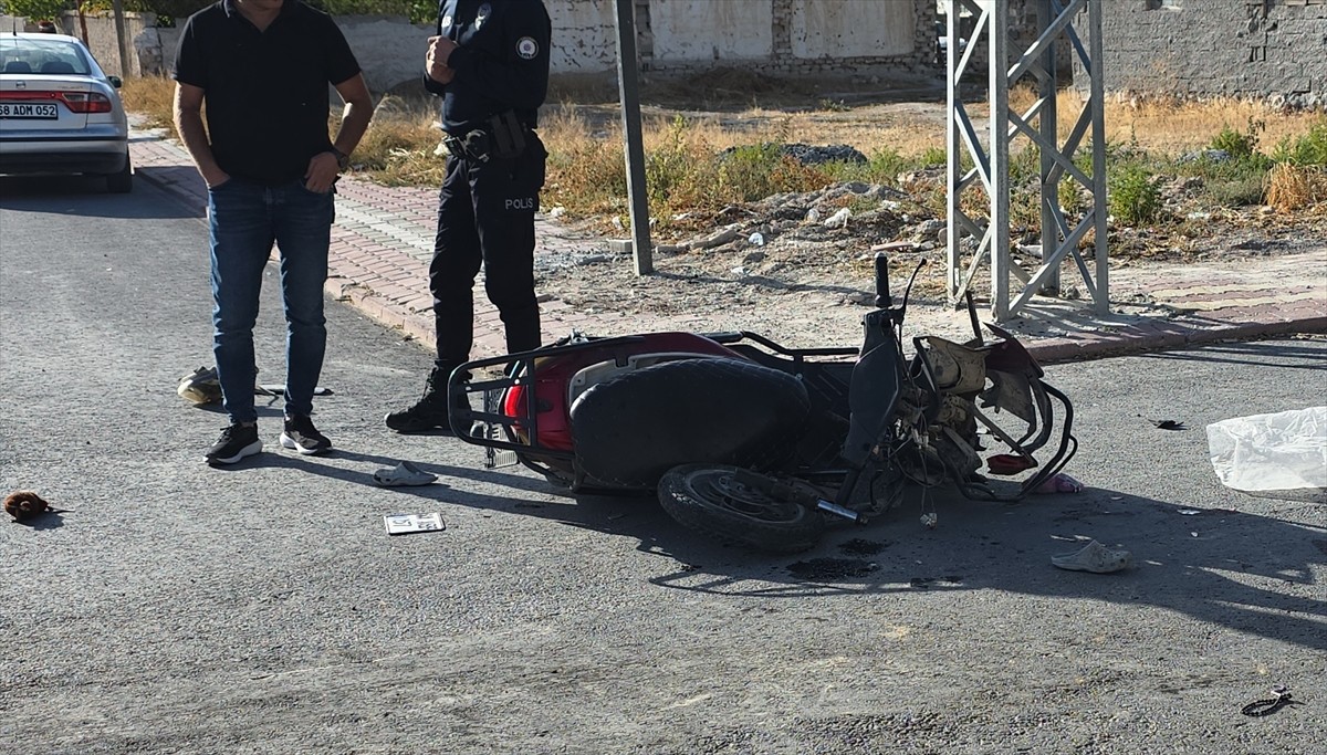 Aksaray'ın Eskil ilçesinde, panelvanla çarpışan motosikletteki 2'si çocuk 3 kişi yaralandı.