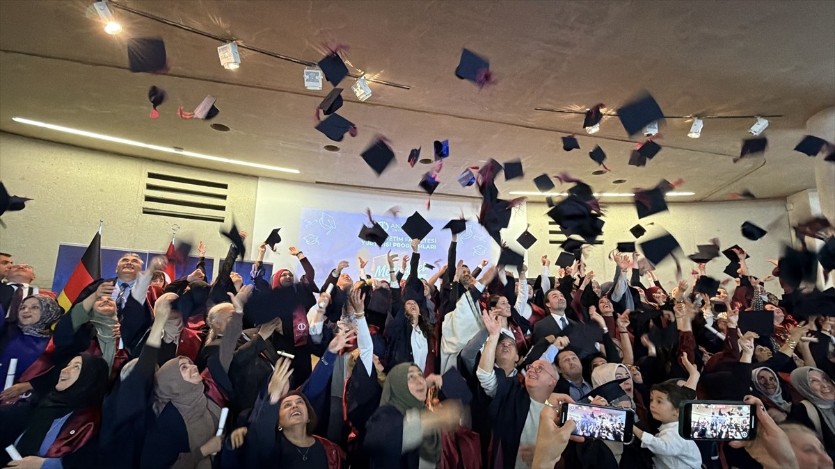 Almanya'nın Köln kentinde, Anadolu Üniversitesi (AÜ) Batı Avrupa Programlarından mezun olanlara...