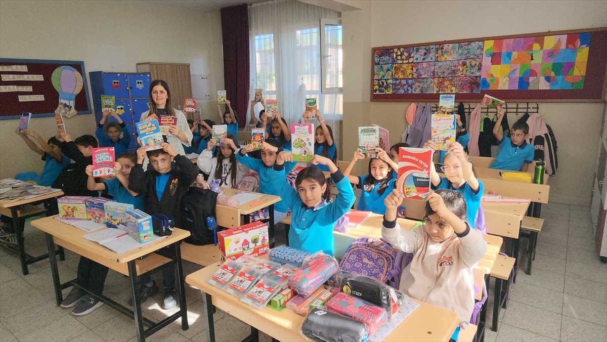 Amasya'da Suluova Murat Deniz İlkokulu öğrencileri tarafından Ardahan'daki ilkokula kitap ve...