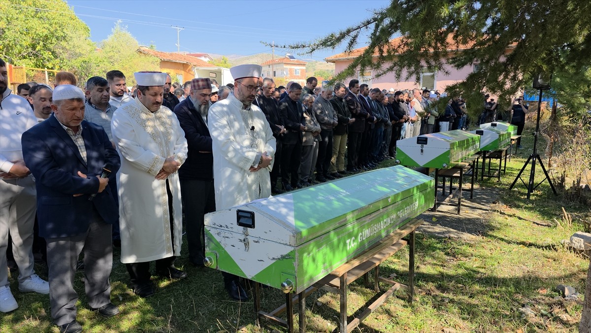Amasya'nın Gümüşhacıköy ilçesinde meydana gelen trafik kazasında yaşamını yitiren 3 kardeş ile...
