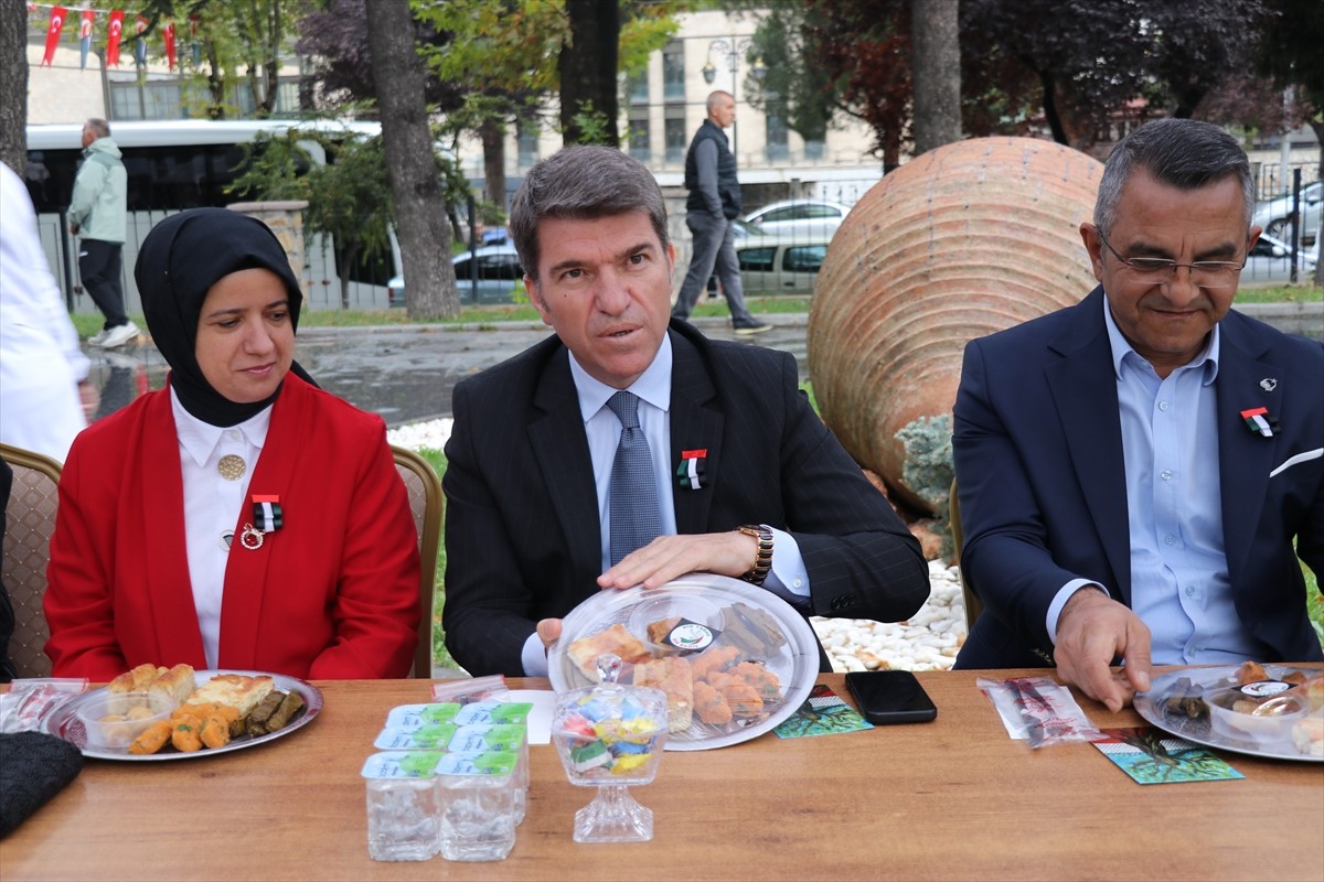 Amasya Olgunlaşma Enstitüsü tarafından Filistin'e destek olmak için "Bir Tabak, Bir Bağış"...