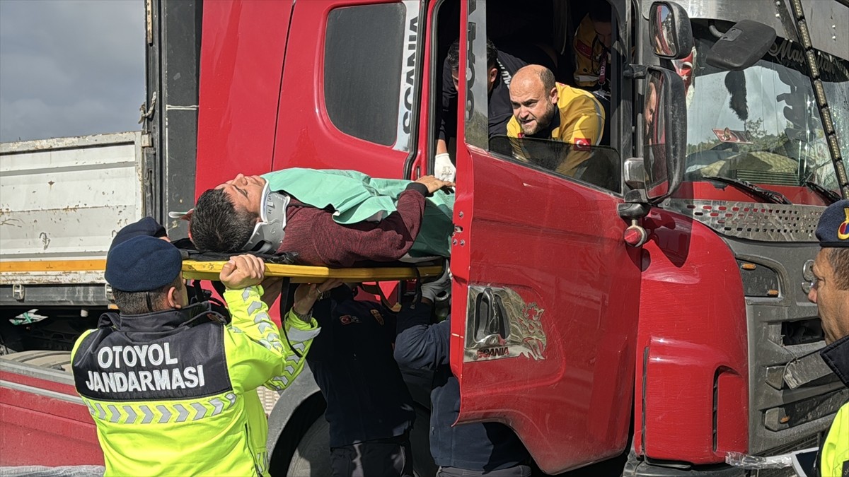 Anadolu Otoyolu'nun Bolu kesiminde tırın bariyere çarpması sonucu sürücü yaralandı. Sağlık...