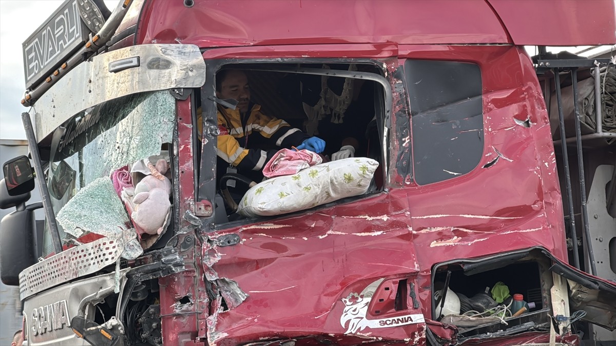 Anadolu Otoyolu'nun Bolu kesiminde tırın bariyere çarpması sonucu sürücü yaralandı. Sağlık...