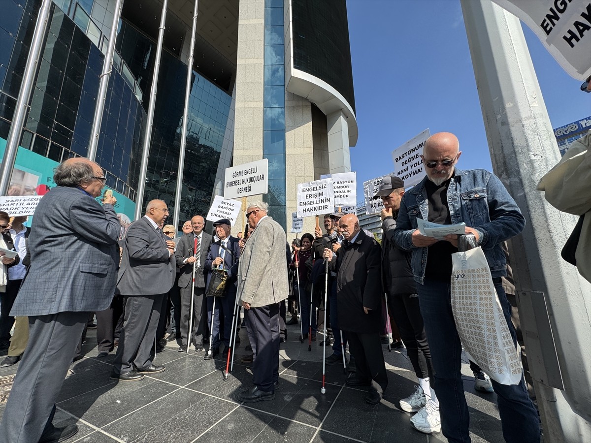 Ankara'da görme engelliler, 15 Ekim Dünya Beyaz Baston Körler ve Güvenlik Günü dolayısıyla...