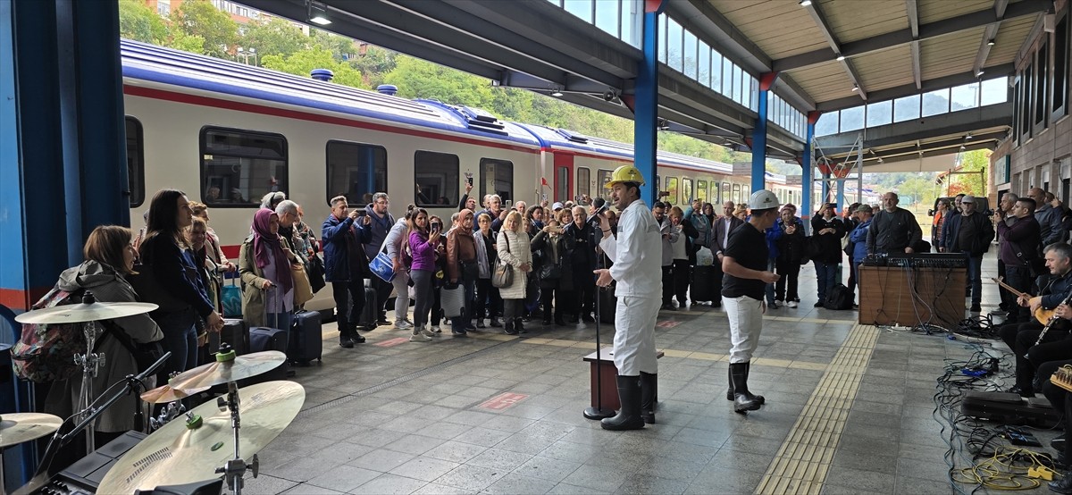 Ankara'dan yola çıkan Turistik Karaelmas Ekspresi, üçüncü kez Zonguldak'a geldi. Trenle kente...