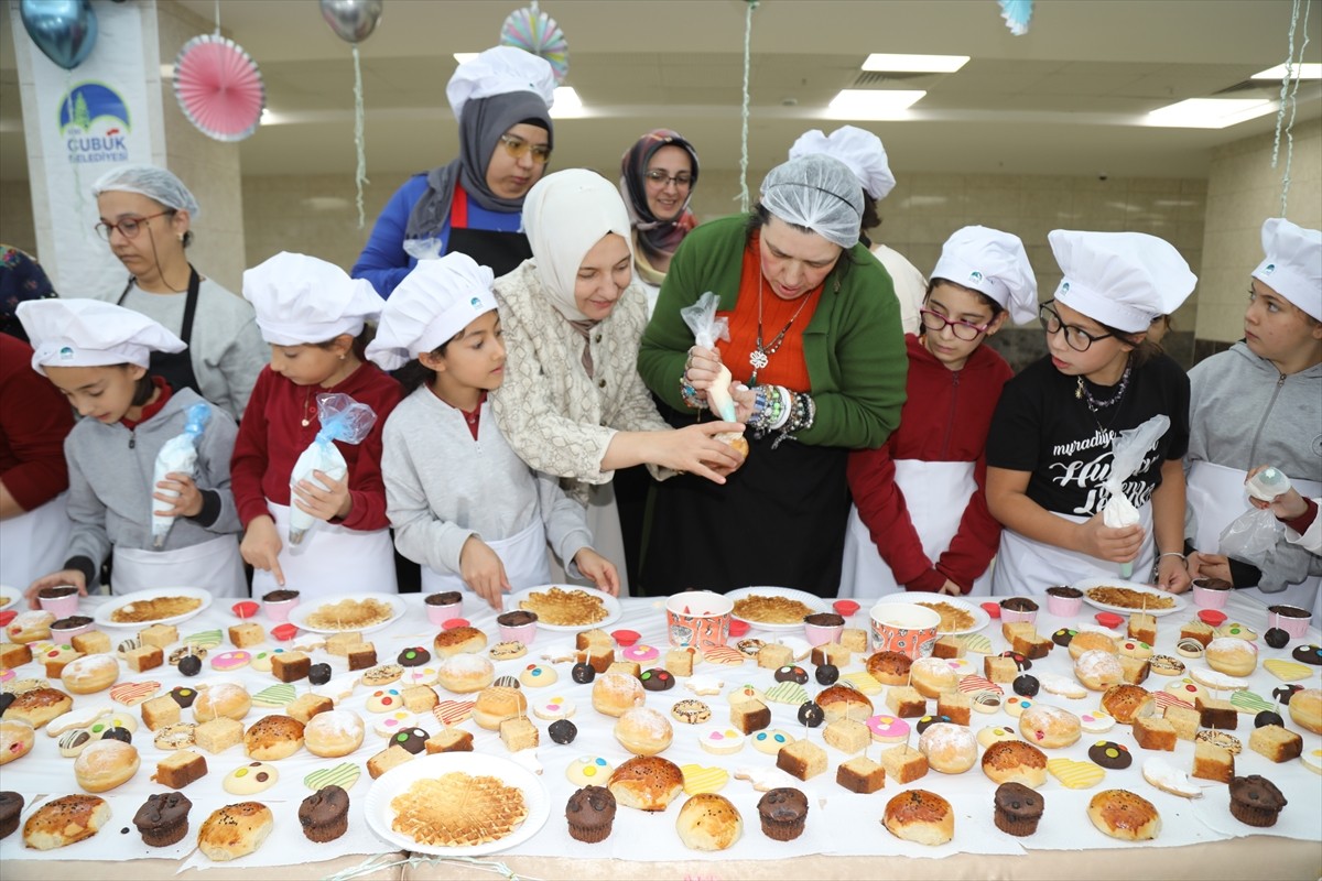 Ankara'nın Çubuk ilçesinde 11 Ekim Dünya Kız Çocukları Günü dolayısıyla düzenlenen etkinlikte kız...