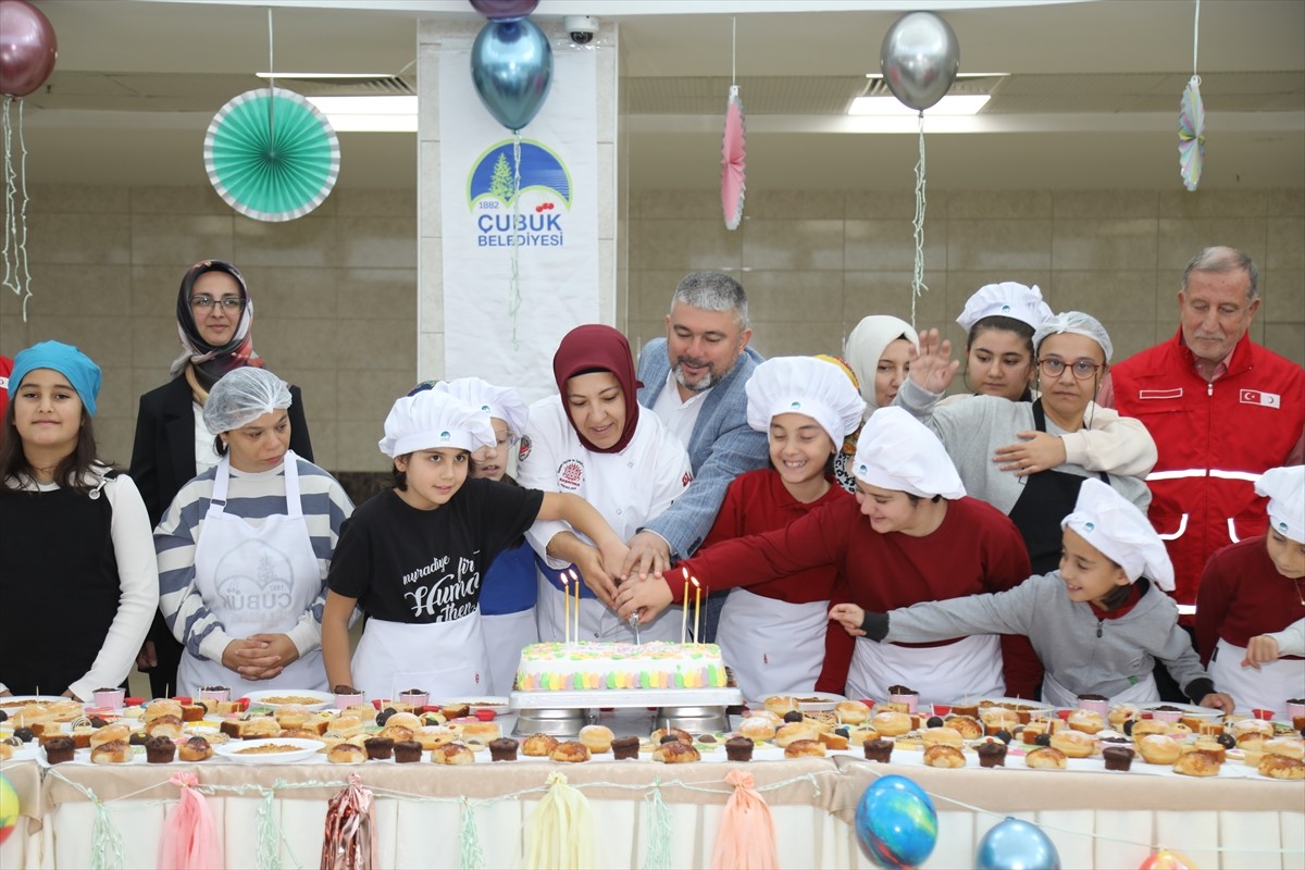 Ankara'nın Çubuk ilçesinde 11 Ekim Dünya Kız Çocukları Günü dolayısıyla düzenlenen etkinlikte kız...