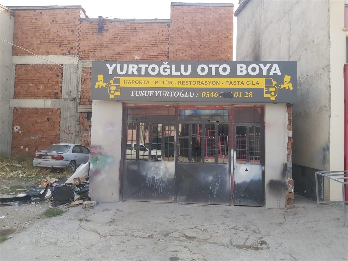 Ankara'nın Çubuk ilçesinde oto tamircisi iş yerindeki araçta ölü bulundu.