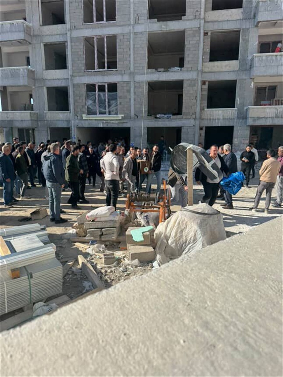 Ankara'nın Mamak ilçesinde bir inşaatın 12'nci katındaki yük asansöründen düşen 2 işçi hayatını...